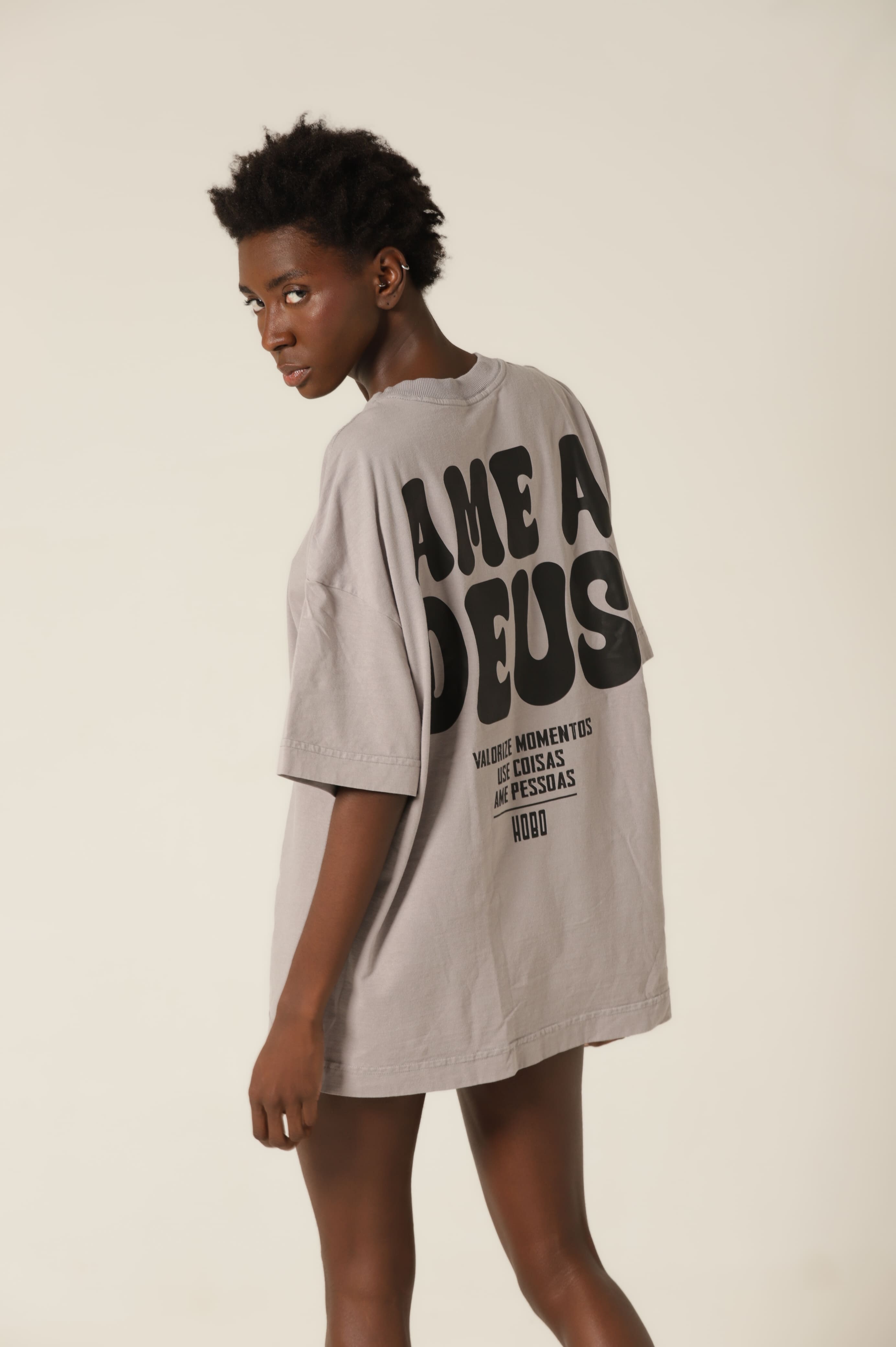Camiseta Ame a Deus - Cinza Espacial Oversized