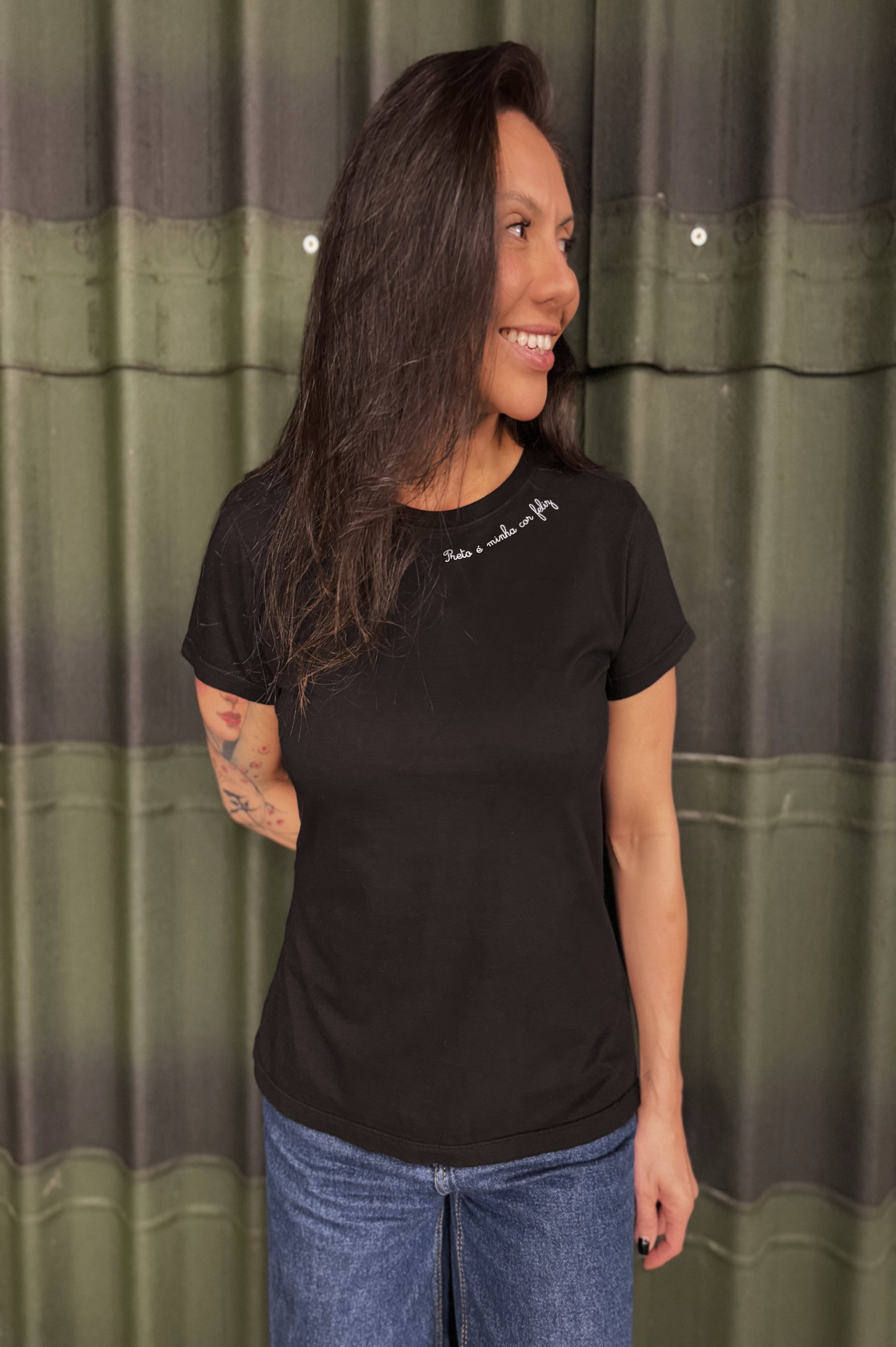 Camiseta Cor Feliz - Preta Babylook