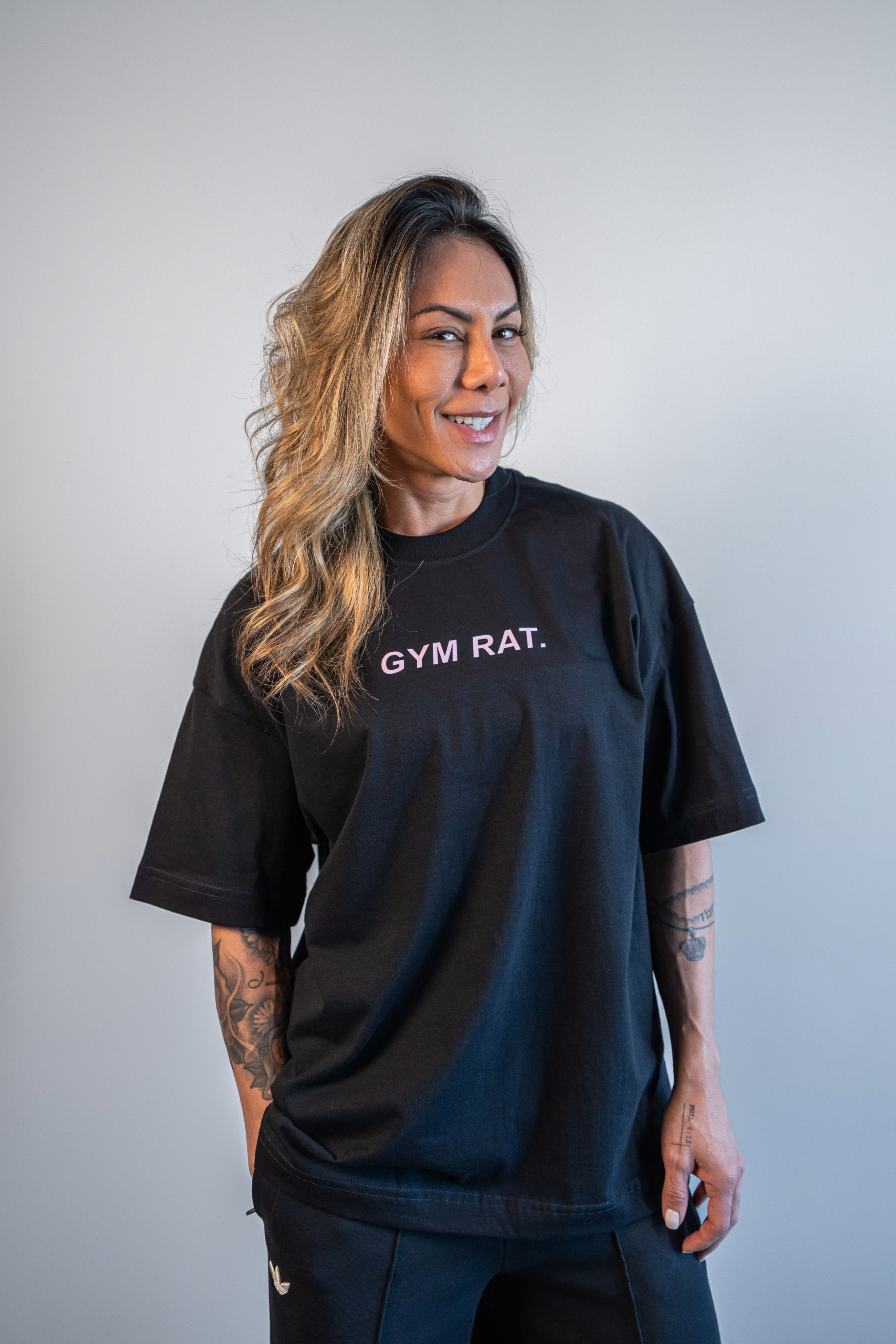 Camiseta Gym Rat - Oversized Preta com Rosa