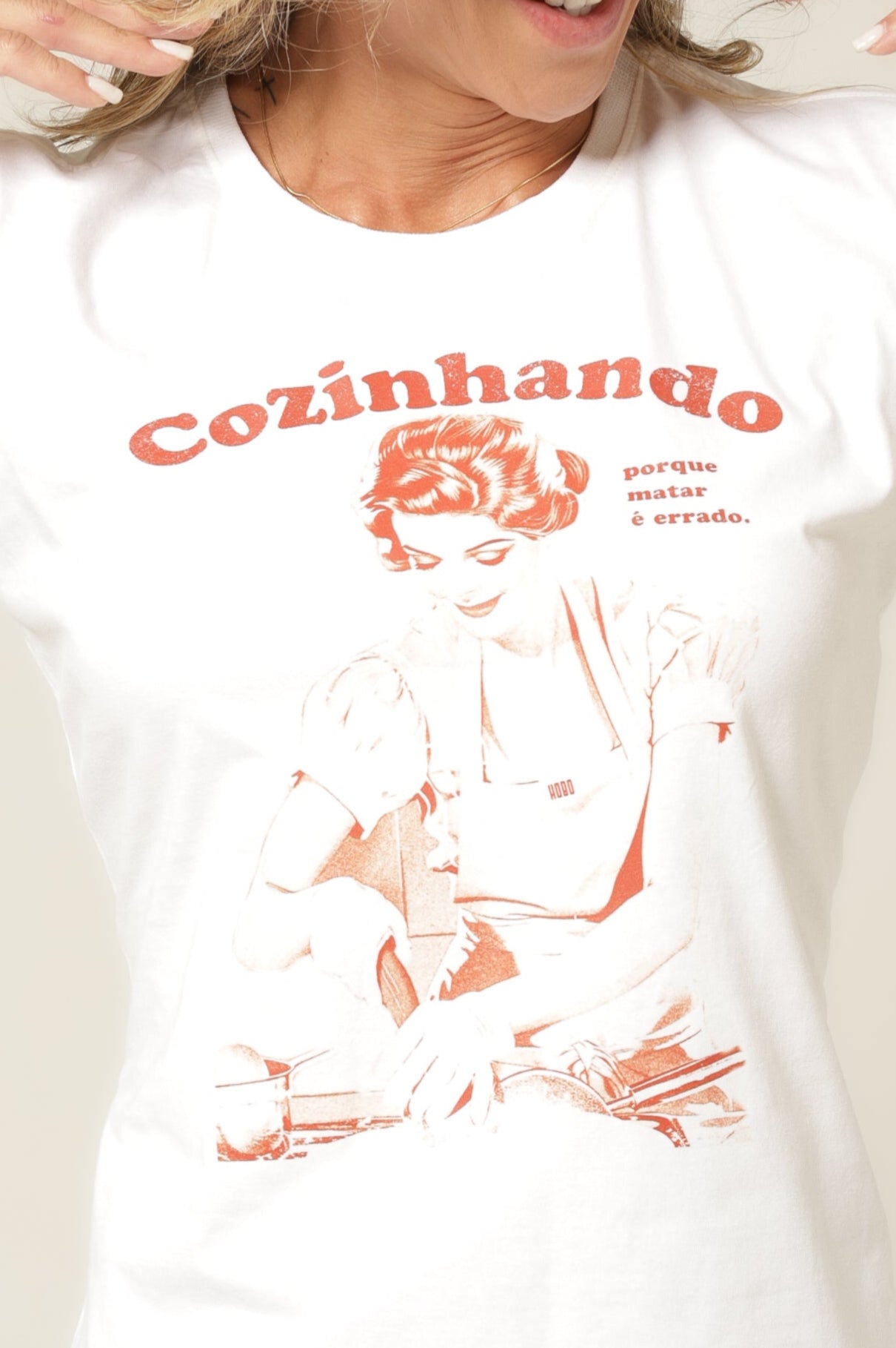 Camiseta Cozinhando - Off-White Babylook