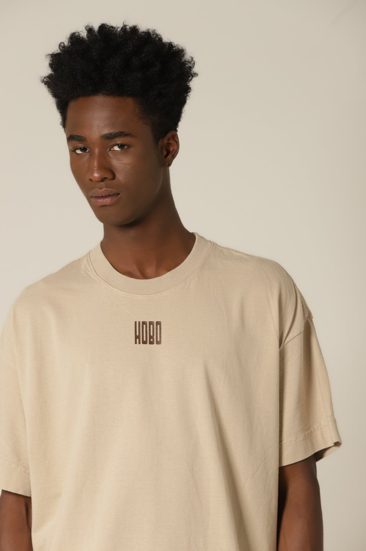 Camiseta Oversized Ame a Deus Areia Estampa Marrom Café