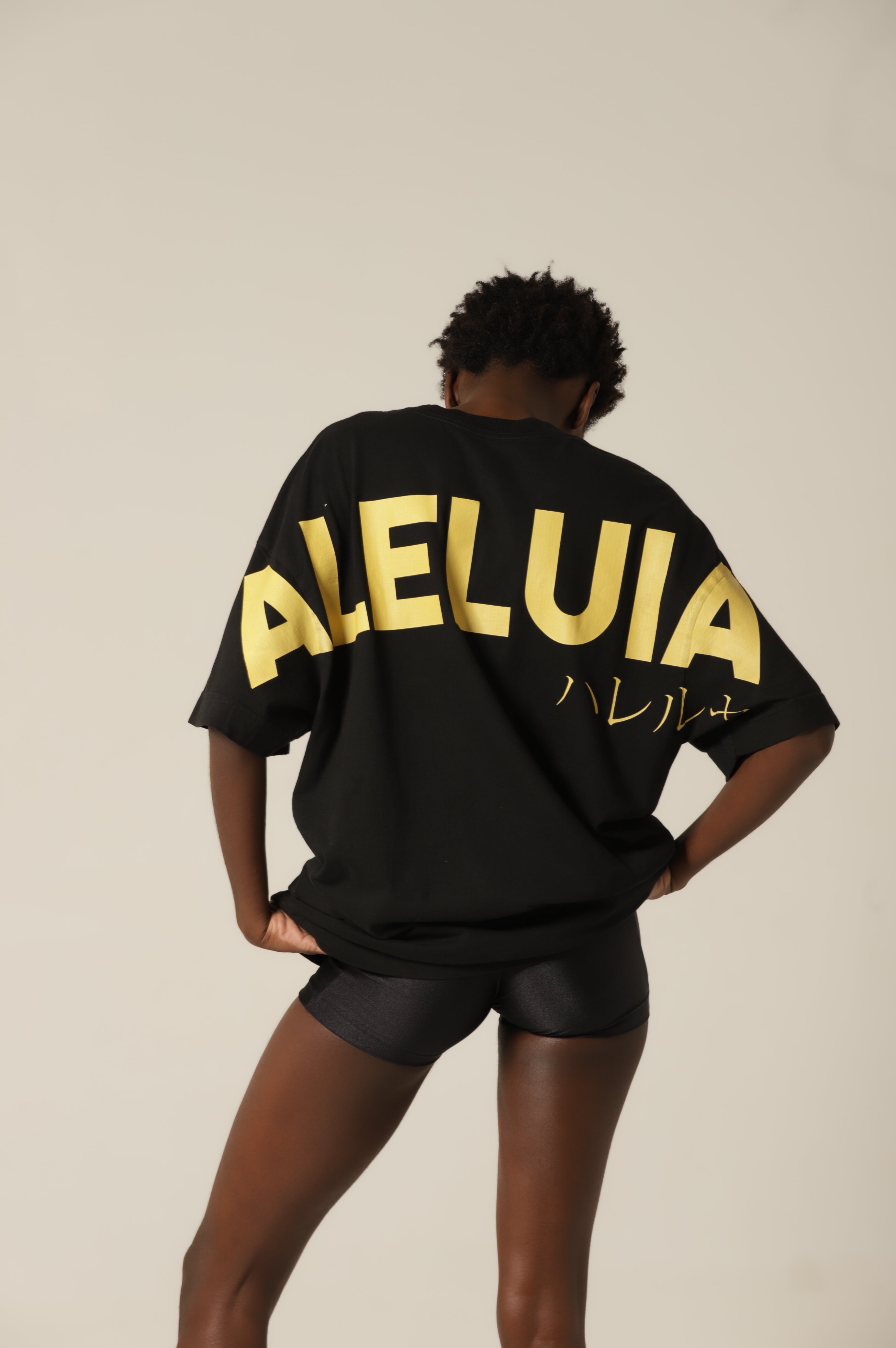 Camiseta Oversized Aleluia Preto Estampa Amarela