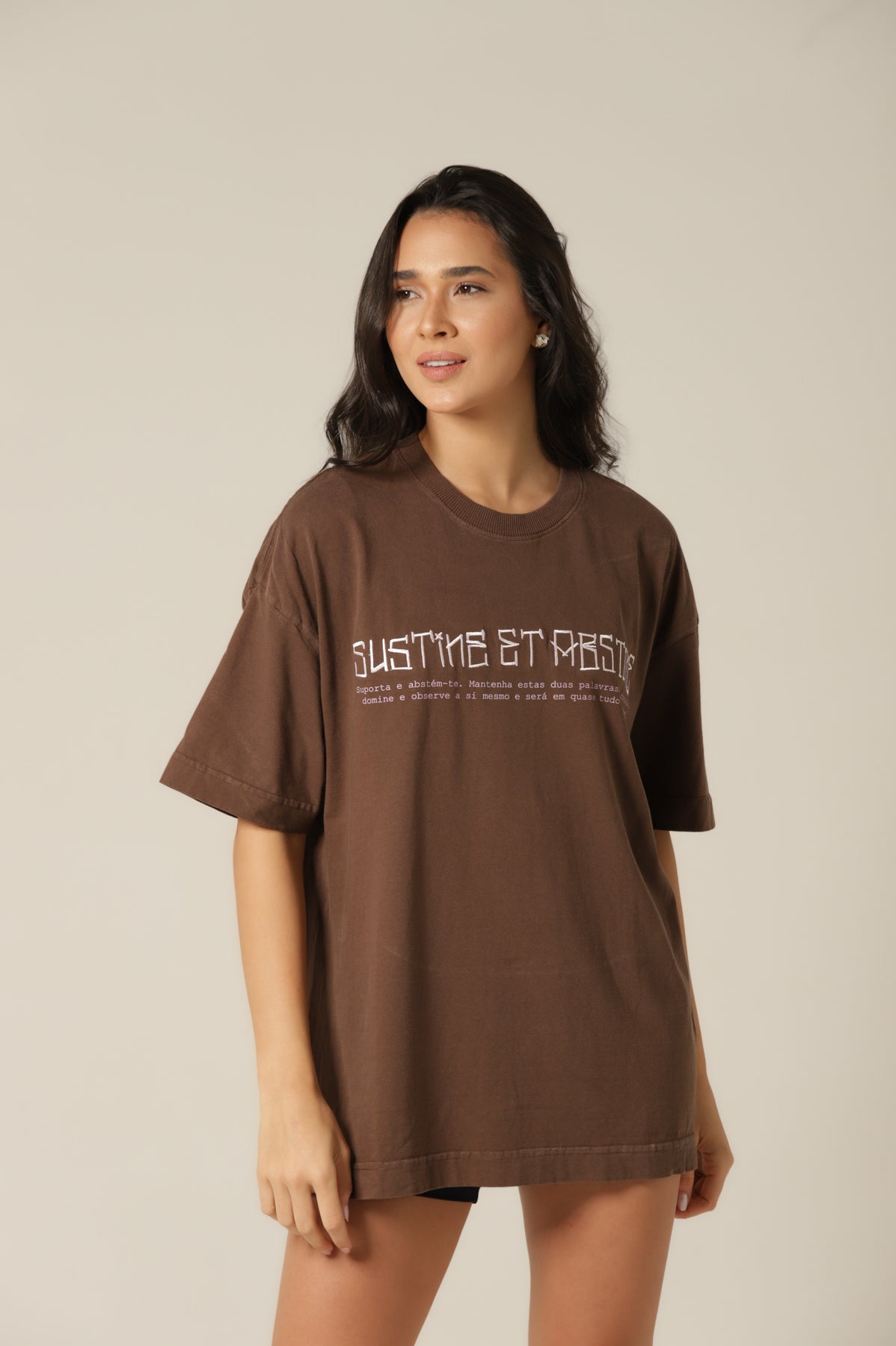 Camiseta Oversized Sustine Marrom Café Estampa Rosa Pastel Claro