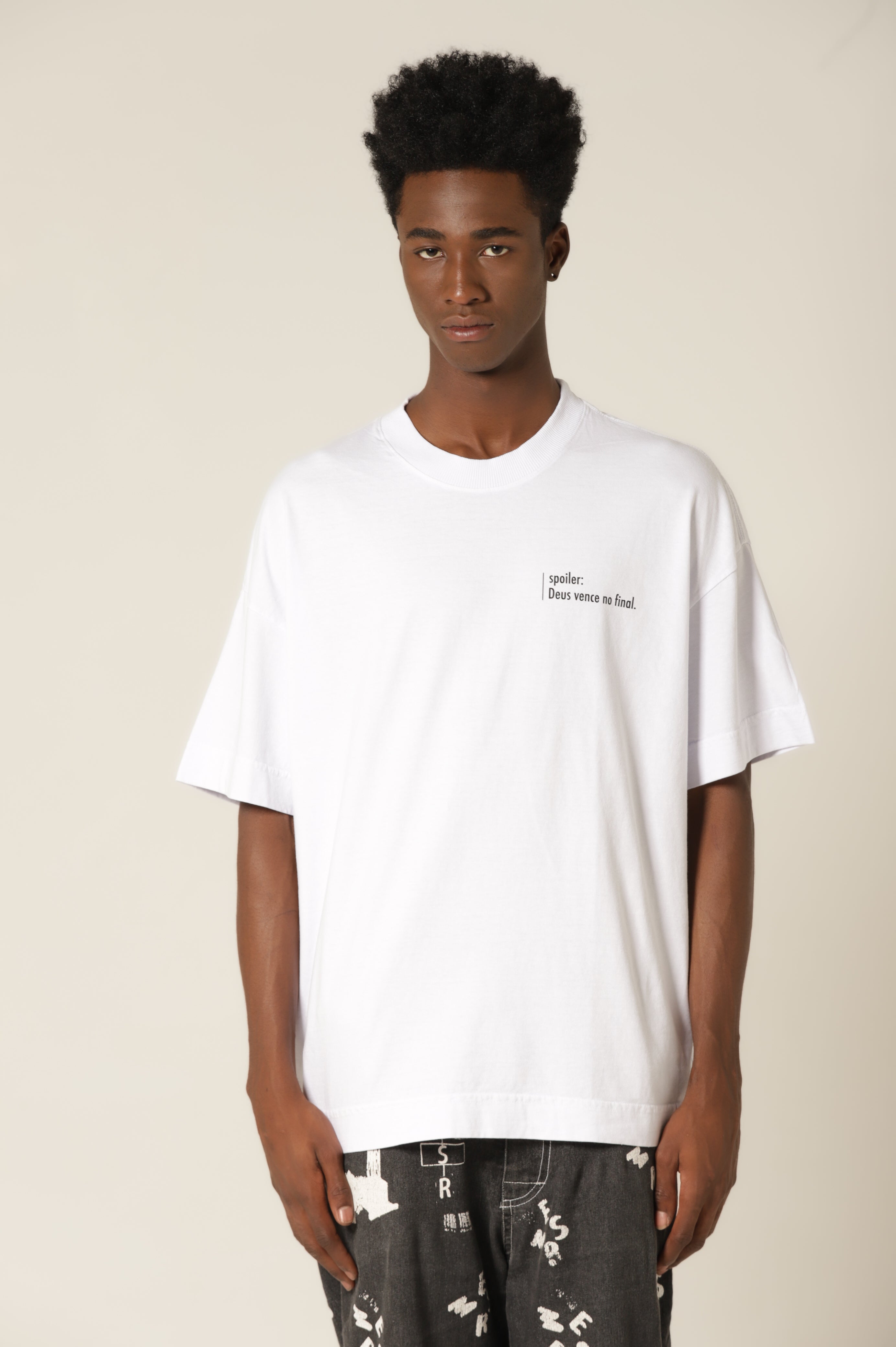 Camiseta Oversized Spoiler - Branco [ Estampa Preta ]