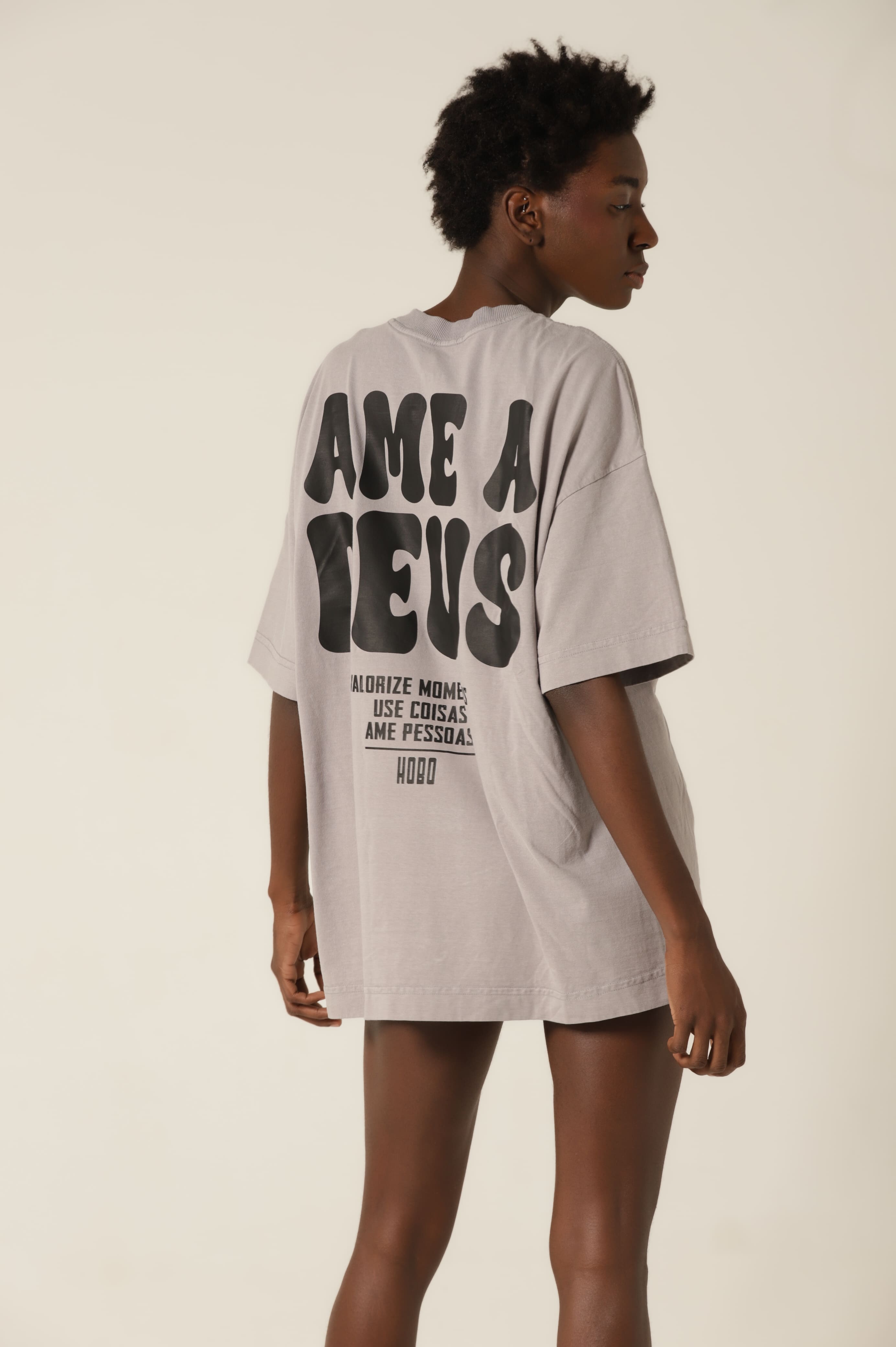 Camiseta Oversized Ame a Deus Cinza Espacial Estampa Preta