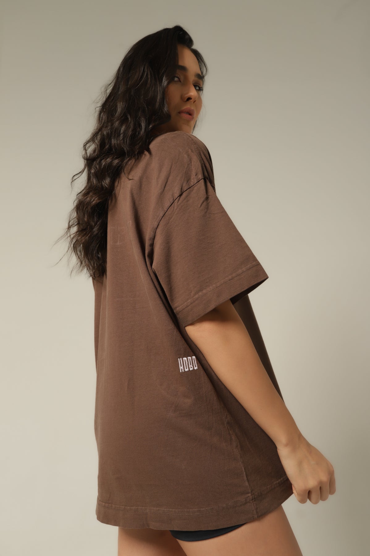 Camiseta Oversized Sustine Marrom Café Estampa Rosa Pastel Claro