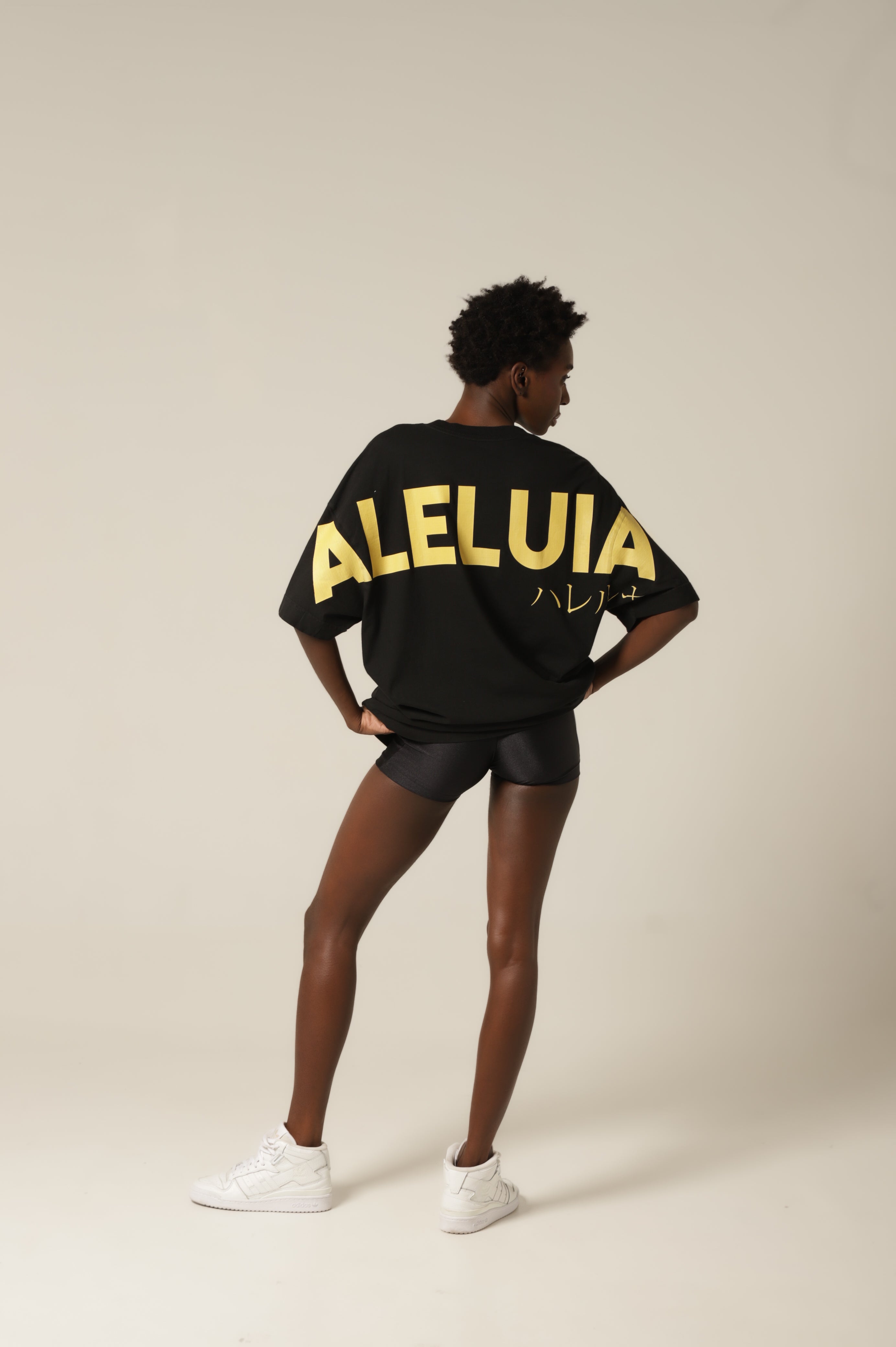 Camiseta Oversized Aleluia Preto Estampa Amarela