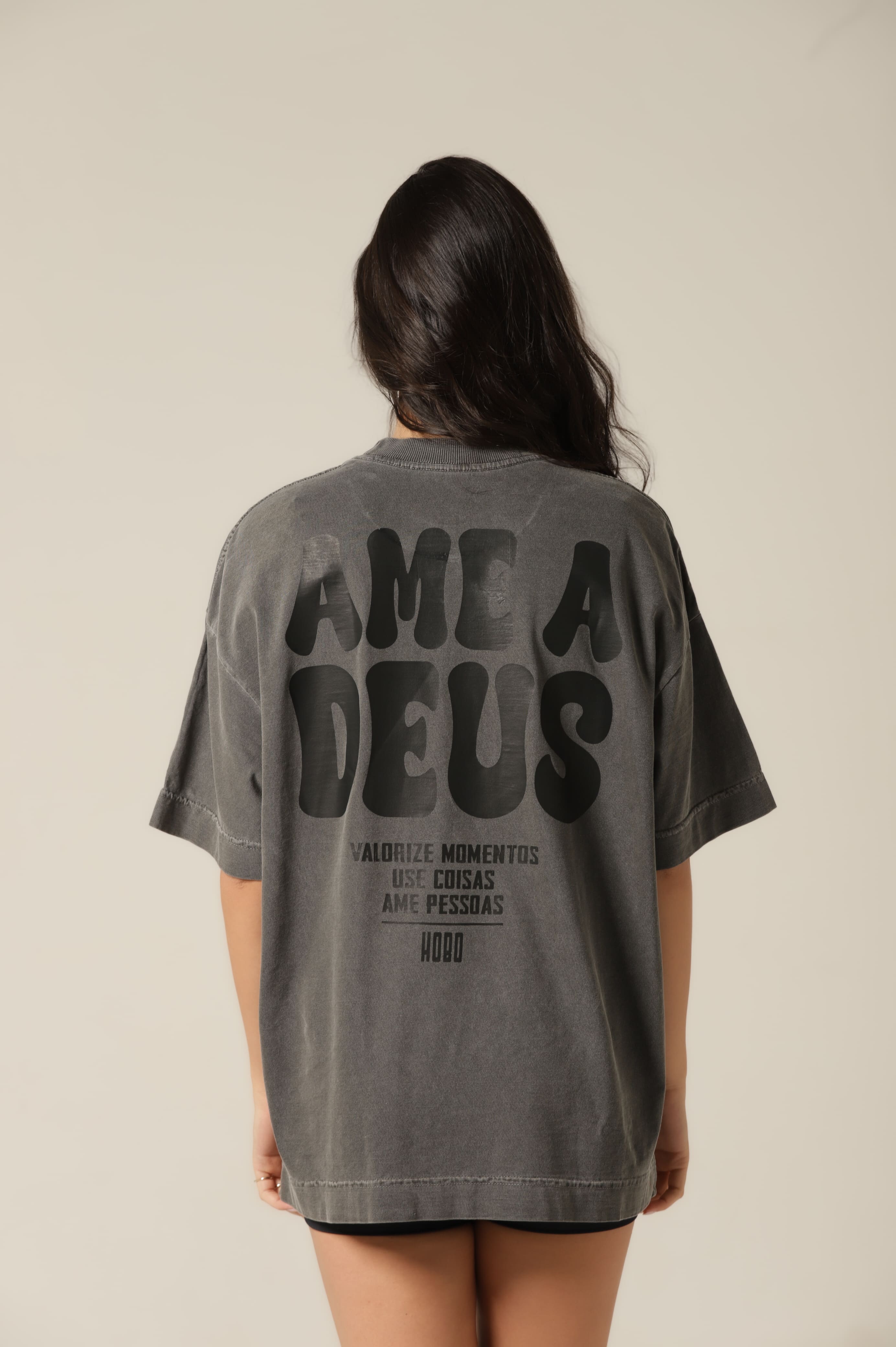 Camiseta Oversized Ame a Deus Chumbo Estampa Preta