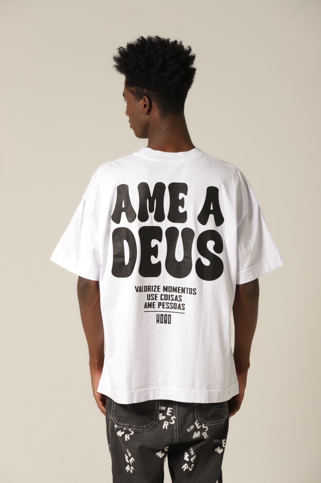 Camiseta Oversized Ame a Deus Branco Estampa Preta