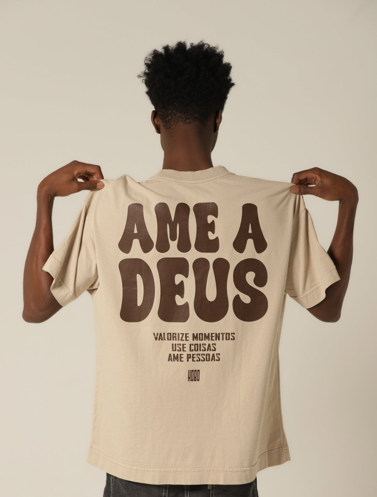 Camiseta Oversized Ame a Deus Areia Estampa Marrom Café